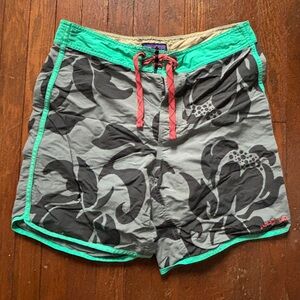 Men's Scallop Hem Wavefarer® Board Shorts - 18"